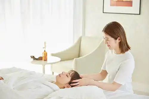 出張マッサージのRe-Q大阪でドライヘッドスパを受ける様子